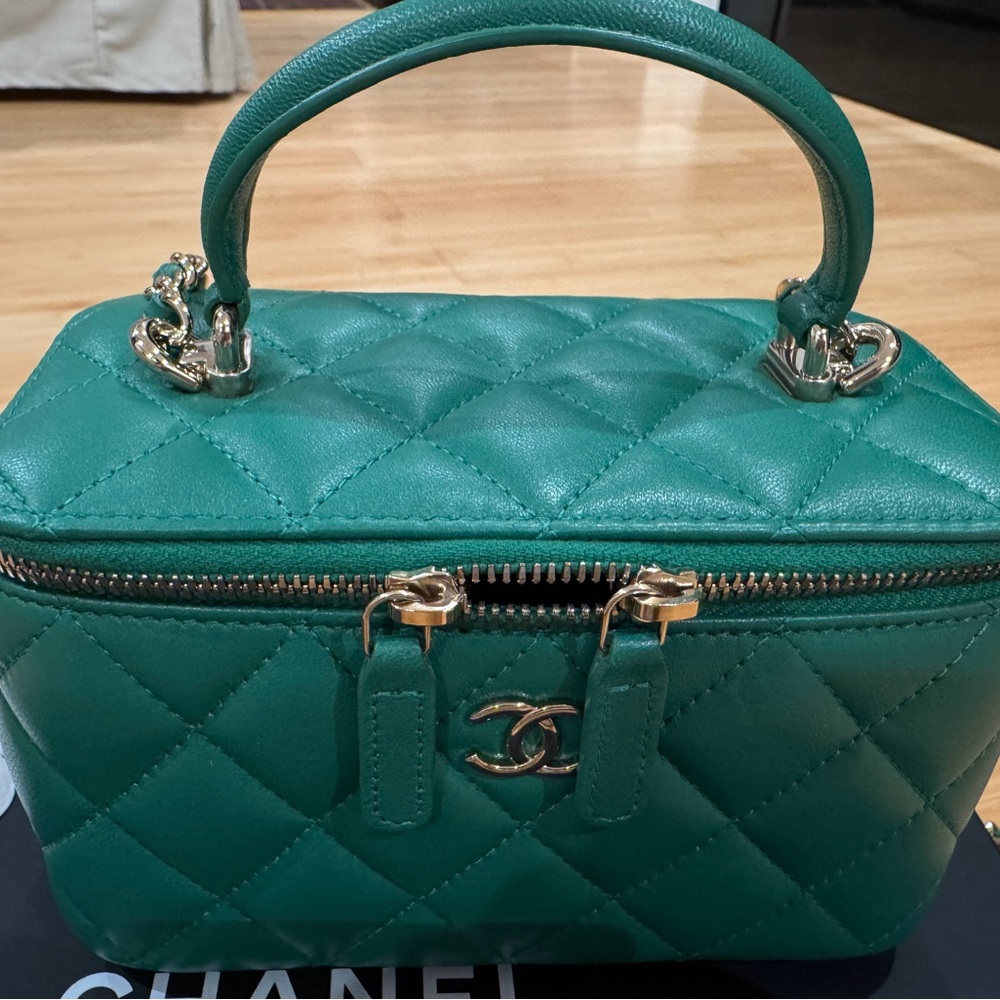 Chanel vanity bag with handle and chain. Excellent condition like new - Picture 8 of 9